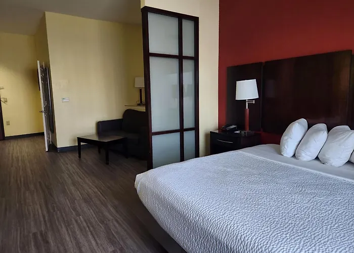 Days Inn & Suites by Wyndham Houston / West Energy Corridor
