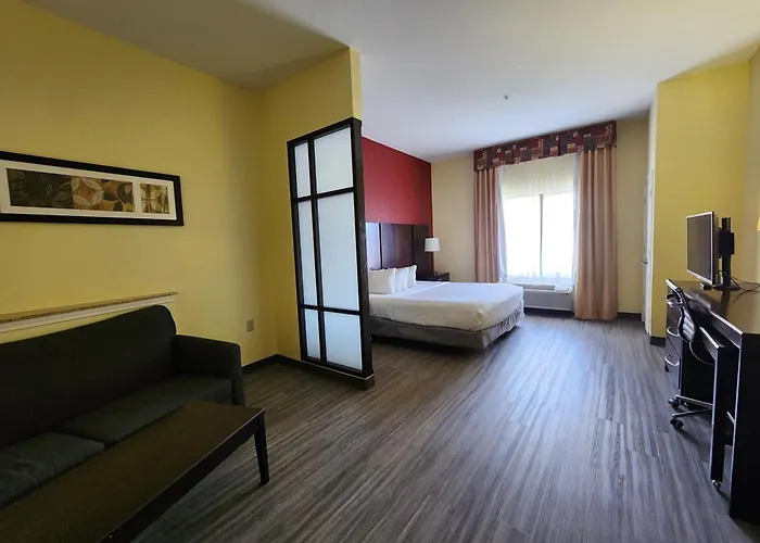 Days Inn & Suites by Wyndham Houston / West Energy Corridor